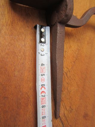 Apoyo antiguo de forja para cierre portón.