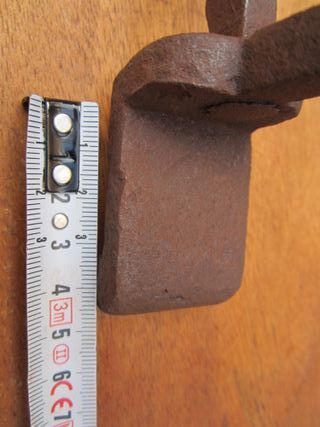 Apoyo antiguo de forja para cierre portón.