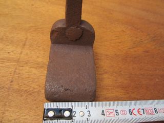 Apoyo antiguo de forja para cierre portón.