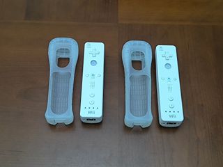 2 Mandos Nintendo Wii + 2 Fundas