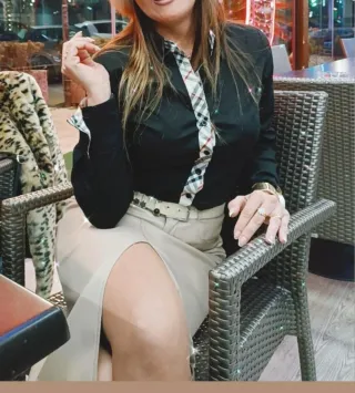 Camicia nera manica lunga con dettagli a quadri