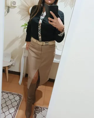 Camicia nera manica lunga con dettagli a quadri