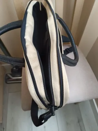 Bolso para portátil beige y negro.