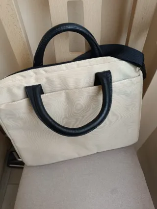 Bolso para portátil beige y negro.
