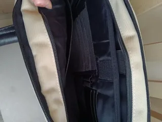 Bolso para portátil beige y negro.