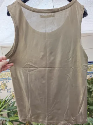 Camiseta dorada brillante sin mangas