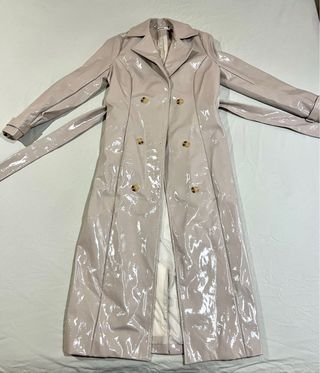 Gabardina vinilo crema Missguided