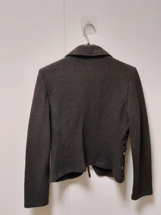 Chaqueta marrón con cordones