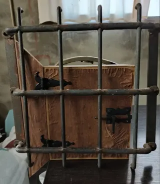 Portachuelo puerta y reja vintage