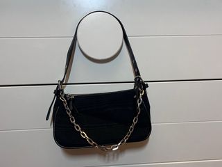 Bolso negro Stradivarius con cadena