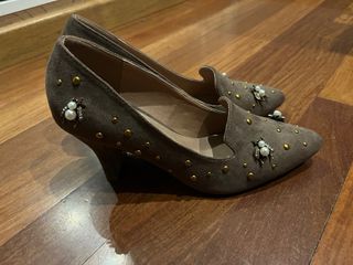 Zapatos de salón marrones con perlas y brillos