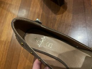 Zapatos de salón marrones con perlas y brillos