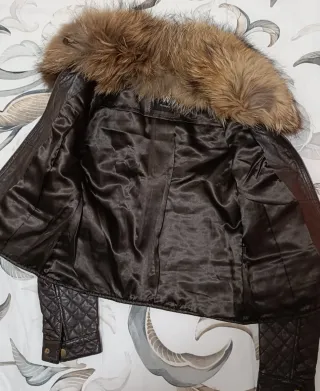 Cazadora acolchada con capucha de pelo