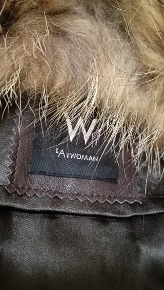 Cazadora acolchada con capucha de pelo