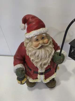 Figura de Papá Noel con farolillos