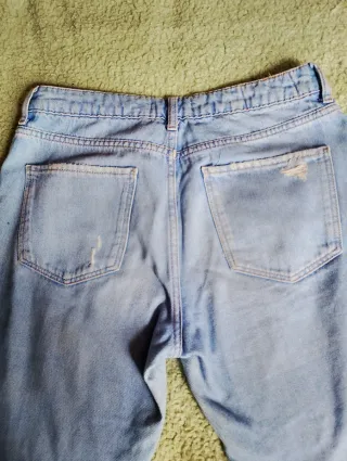 Pantalones vaqueros desgastados con raya lateral