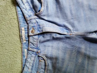 Pantalones vaqueros desgastados con raya lateral