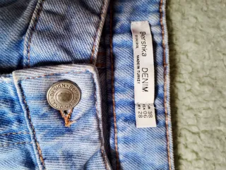 Pantalones vaqueros desgastados con raya lateral