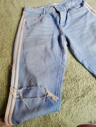 Pantalones vaqueros desgastados con raya lateral