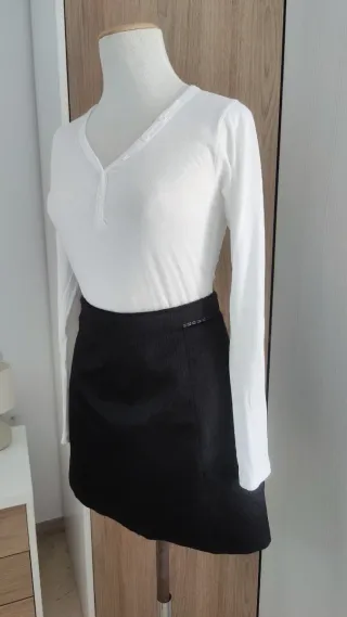 Elegante minifalda estilo piel pelo corto Zara S