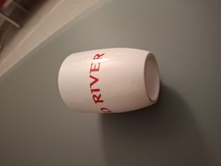 Taza Wind River con logo rojo