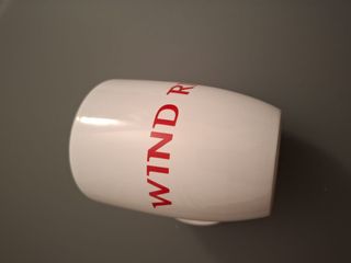 Taza Wind River con logo rojo