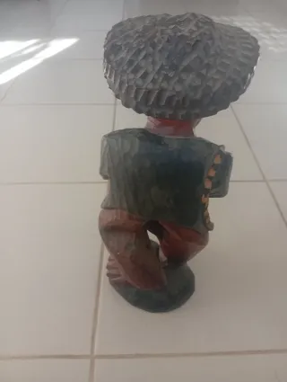 Muñeco de madera artesanal