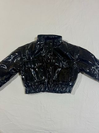 Chaqueta bomber crop vinilo negra