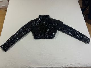 Chaqueta bomber crop vinilo negra