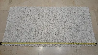 Alfombra de pie de cama . Medidas 65x135cm