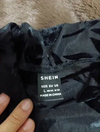 Camiseta negra floral semitransparente