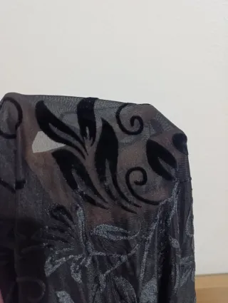 Camiseta negra floral semitransparente