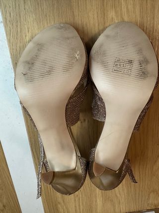 Zapatos tacón Gloria Ortiz dorados talla 38