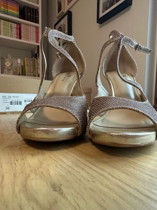 Zapatos tacón Gloria Ortiz dorados talla 38