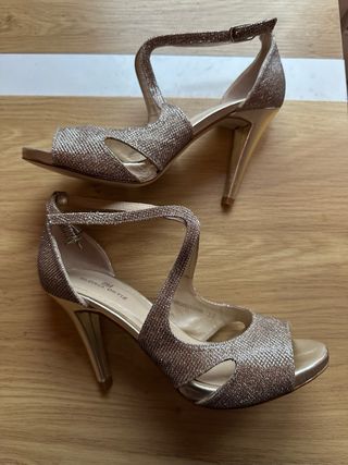 Zapatos tacón Gloria Ortiz dorados talla 38