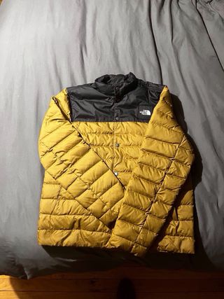 Chaqueta The North Face Plumas Marrón y Negra.