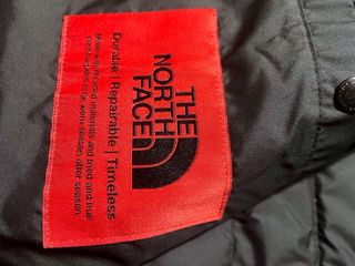 Chaqueta The North Face Plumas Marrón y Negra.