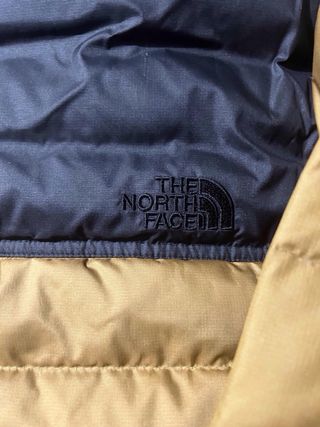 Chaqueta The North Face Plumas Marrón y Negra.