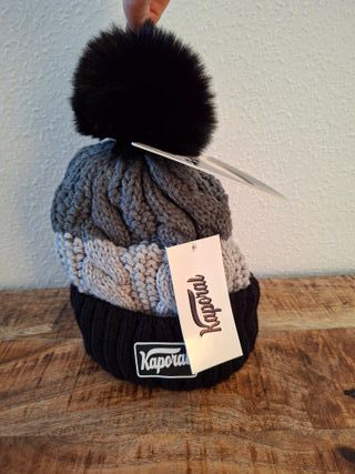 Gorro Kaporal Negro y Gris con Pompón