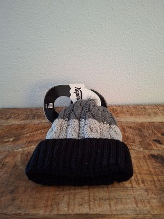 Gorro Kaporal Negro y Gris con Pompón