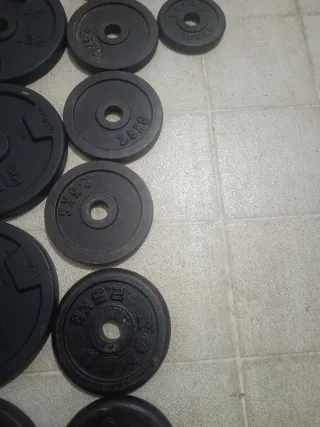 Barra de pesas con discos y seguros