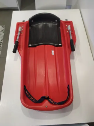 Trineo rojo con asiento y asas hierro