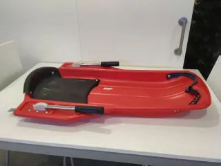 Trineo rojo con asiento y asas hierro