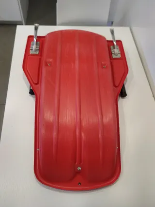 Trineo rojo con asiento y asas hierro