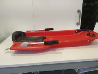 Trineo rojo con asiento y asas hierro