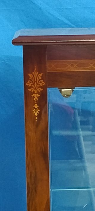 Vitrina de madera y cristal