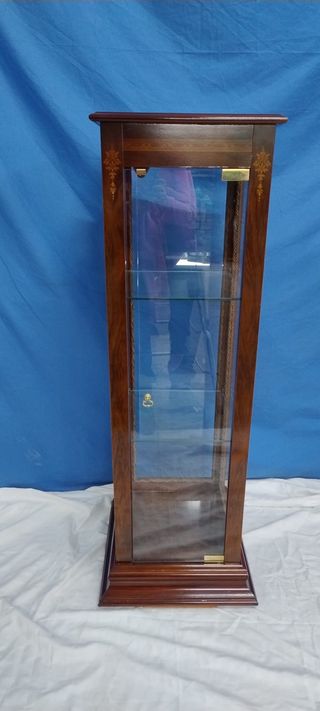 Vitrina de madera y cristal