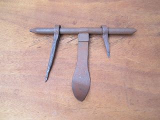 Cerrojo antiguo con agarre curvo, 19.5 cm.