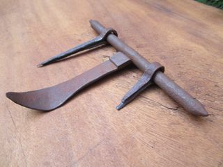 Cerrojo antiguo con agarre curvo, 19.5 cm.