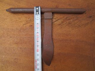 Cerrojo antiguo con agarre curvo, 19.5 cm.